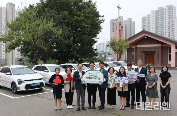 왼쪽부터 야곱의 집 원장 유순자, (사)한국장애인부모회 평택시지부 기관장 강태숙, 경기사랑의열매 기관장 김효진, 삼성전자DS기흥센터 파트장 김동철, 평택시청 복지국장 김대환, LH행복꿈터누림지역아동센터 센터장 임경화, 합정재가노인지원센터 센터장 장희영, 환타지아양로원 법인대표 정성희, 아름드리나무장애인공동생활가정 원장 김나라, 평택시청 복지정책과장 박선향, (사)한국장애인부모회평택시지부 대리 이현정