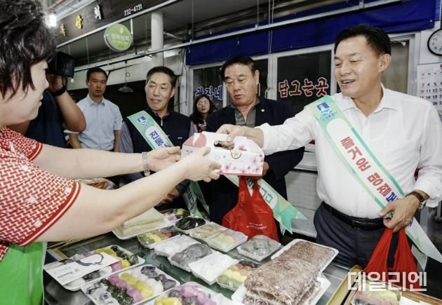지난 2023년 추석을 앞두고 이재준 수원시장이 수원의 한 전통시장에서 장을 보고 있다