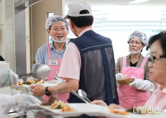 이상일 용인특례시장이 10일 처인노인복지관을 찾아 추석맞이 배식봉사를 하고있다