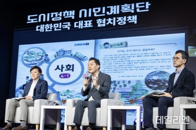 이재준 수원시장(가운데)이 토크콘서트에서 발언하고 있다.
