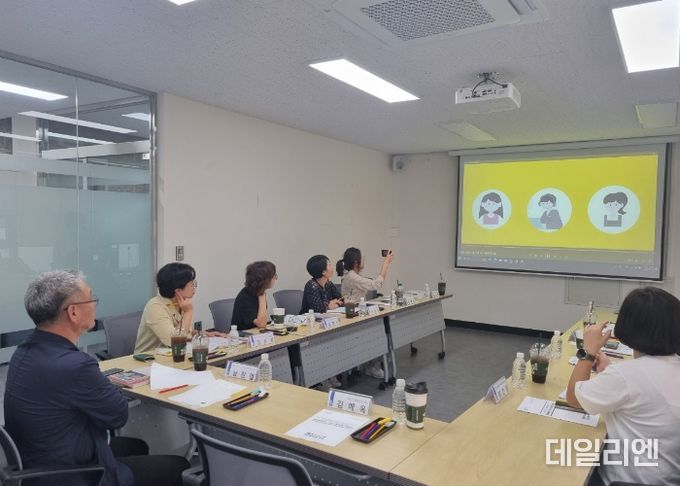 제주특별자치도 공직자·연구원들에게 수원새빛돌봄을 설명하고 있다.