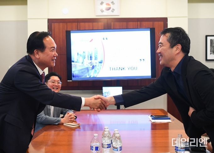 이권재 오산시장이 권오형 코트라 실리콘밸리 무역관장과 간담회에 앞서 악수하고 있는 모습