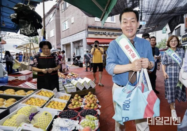 이재준 수원시장이 북수원시장에서 장을 보고 있다