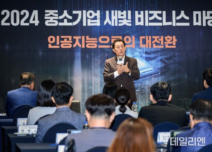 이재준 수원시장이 2024 새빛비즈니스 마당에서 인사말을 하고 있다.