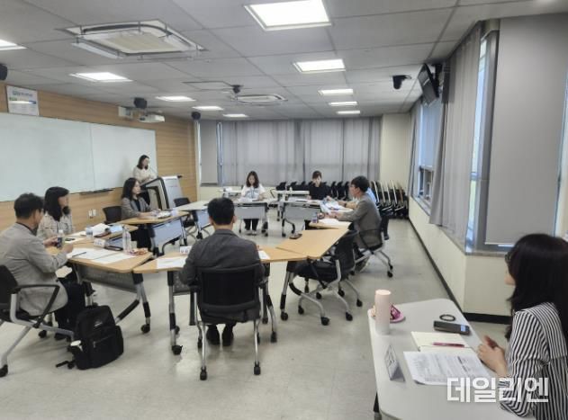 수원시가 평생학습도시 성과관리 지표 개발 연구 착수심의회를 열고 있다.