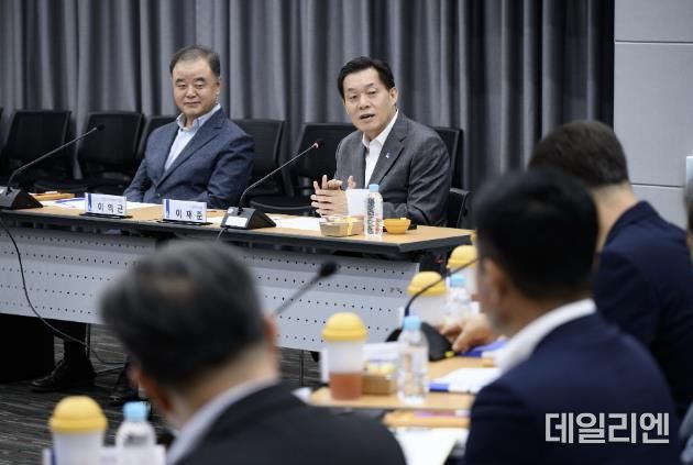 이재준 수원특례시장이 기업유치위원회 제1회 정기회의에서 발언을 하고 있다.