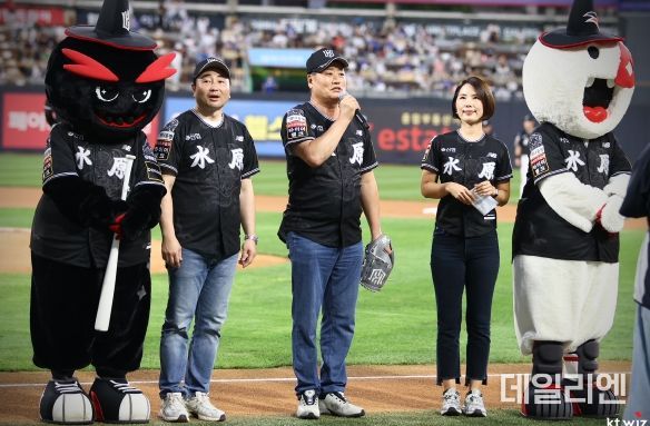 정찬해 수원화성문화제 추진위원회 공동위원장이 시구 전 인사말을 하고 있다.(사진 가운데 정찬해 공동위원장, 왼쪽 김주호 사무총장) 사진제공=KT 위즈