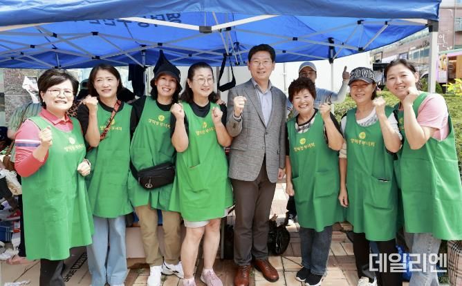 이상일 용인특례시장은 22일 기흥구 영덕동 젊음의 광장에서 열린 ‘흥덕 어울림 한마당’ 행사 현장을 찾아 주민들과 만났다