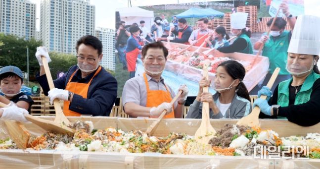 광명시는 지난 20~22일 ‘제4회 광명시 평화주간’ 행사를 성공적으로 마무리했다. 사진은 평화비빔밥을 만드는 모습. 왼쪽에서 세번째 박승원 광명시장.