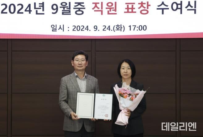 용인특례시가 경기도로부터 '2024 상반기 체납액 특별징수대책 시·군 평가'에서 최우수기관으로 선정됐다. 24일 이상일 시장은 김인자 징수과 체납행정팀장에게 표창장을 수여했다