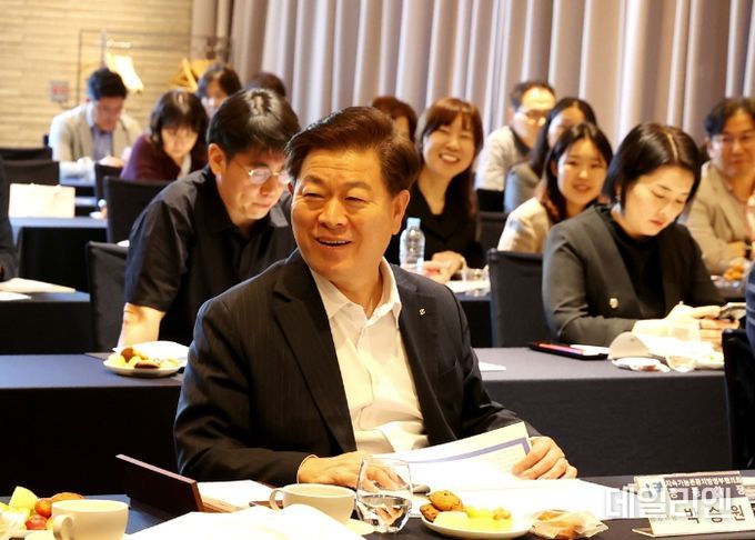 지난 24일 광명시 일직동 라까사호텔에서 개최된 지속가능관광 지방정부협의회 2024년 하반기 정기총회에서 박승원 광명시장이 발언하고 있다.