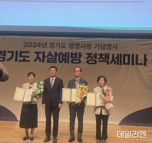 수상 후 기념촬영을 하고 있다.