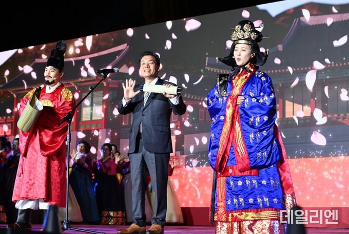 지난해 제60회 수원화성문화제 주제공연에서 이재준 수원시장이 무대에 올라 인사말을 하고 있다.