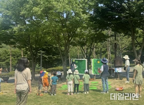 용인자연휴양림에서 즐길 수 있는 유아숲 프로그램의 모습