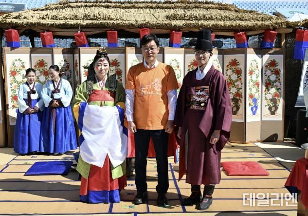안산시, 김홍도문화제서 시민 3쌍 전통 혼례 올려“결혼 장려”