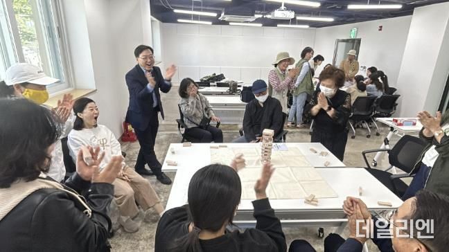 람사르 고양 장항습지생태관에서 생태체험 교육을 받고 있는 지역아동센터 관계자들
