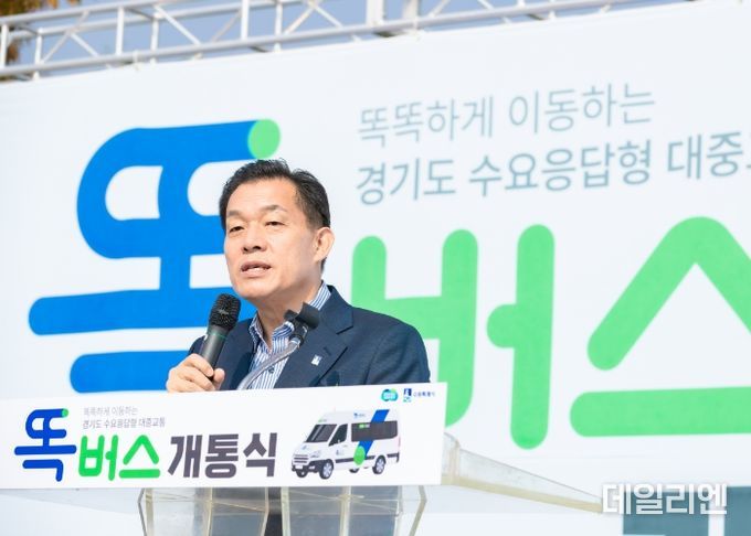 이재준 수원특례시장이 기념사를 하고 있다.