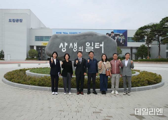 화성시의회 경제환경위원회 위원들이 광주글로벌모터스를 찾아 기념 촬영을 하고 있다.