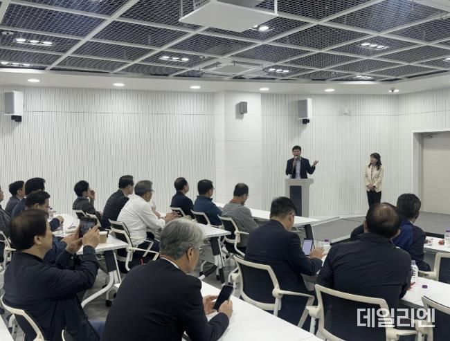 수원시와 수원특례시기독교총연합회가 간담회를 하고 있다.