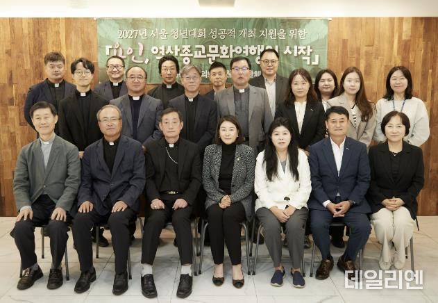 참석자들이 기념 촬영을 하고 있다.