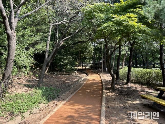 광명시는 10월 관내 주요 공원에 맨발로 걷는 건강길 9개소를 조성하고 시민에게 개방했다고 14일 밝혔다. 사진은 철망산근린공원 내 조성된 맨발 걷기 길