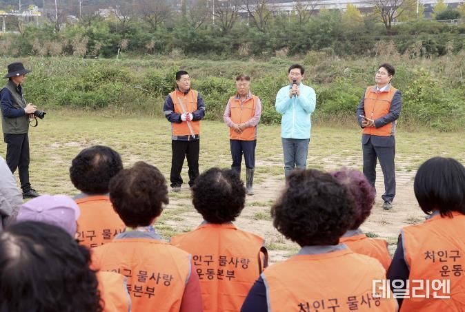 이상일 용인특례시장은 13일 '물사랑운동본부' 관계자들과 함께 포곡읍 전대리 인근 경안천에서 환경정화 활동을 하고 봉사자들을 격려했다