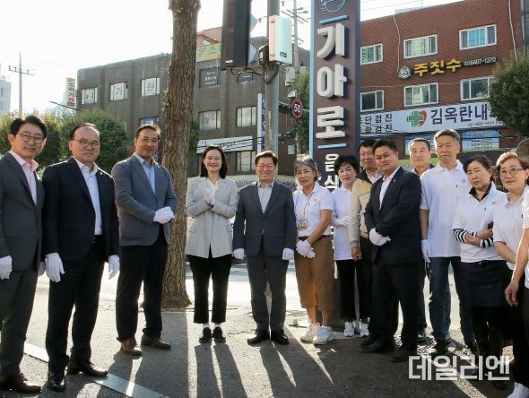 광명시(시장 박승원)는 지난 12일 ‘기아로 음식문화거리’ 지정을 기념해 음식문화거리 입구 2개소(오리로 382와 기아로 56)에 조형물을 설치하고 제막식을 개최했다.