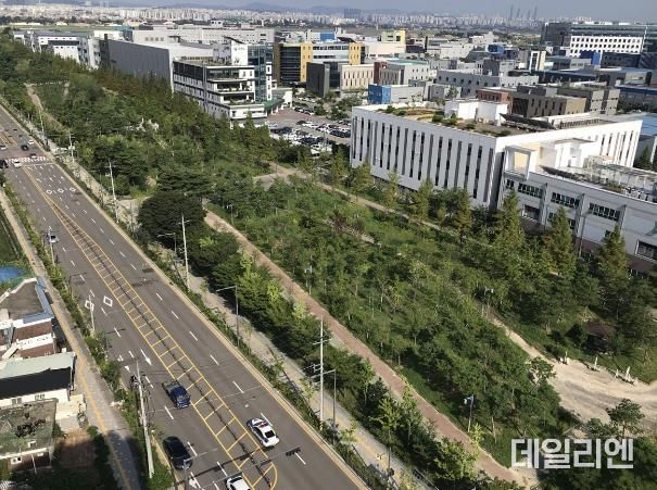 수원델타플렉스 주변에 조성된 미세먼지차단숲 전경.