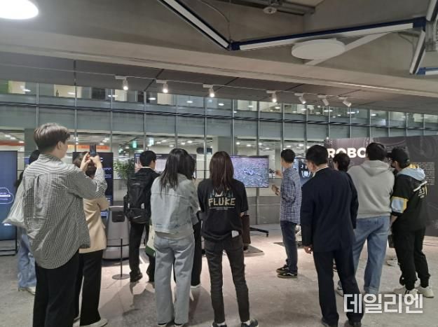 자립준비청년들이 네이버 1784를 견학하고 있다