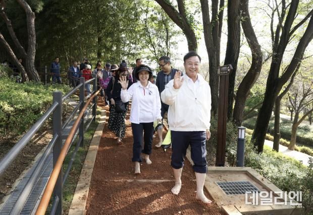 의왕시 ‘왕송호수공원 맨발걷기길’ 개장