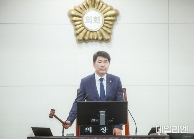 제236회 임시회 1차 본회의 의사봉 타봉하는 배정수 의장