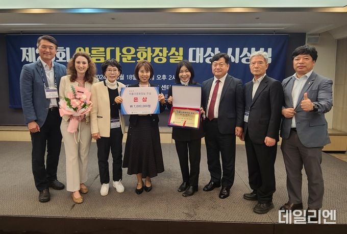 수원시 관계자들이 수상 후 기념사진을 찍고 있다.
