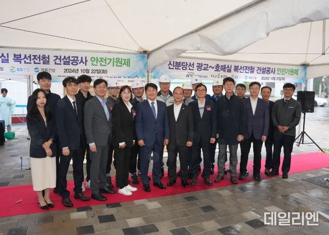 최종열 수원시 첨단교통과장과 참석자들이 기념촬영을 하고 있다.