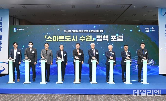 김현수 제1부시장(가운데) 등 참석자들이 함께하고 있다.