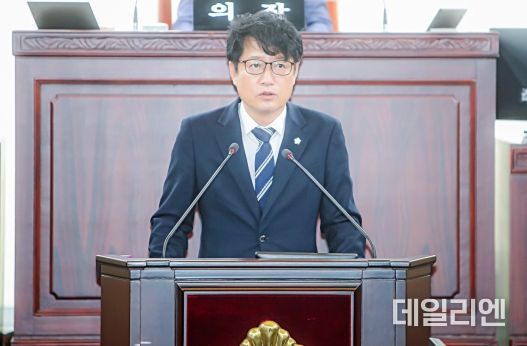 화성시의회 유재호 의원이 제236회 임시회 중 제2차 본회의에서 5분 자유발언을 하고 있다.