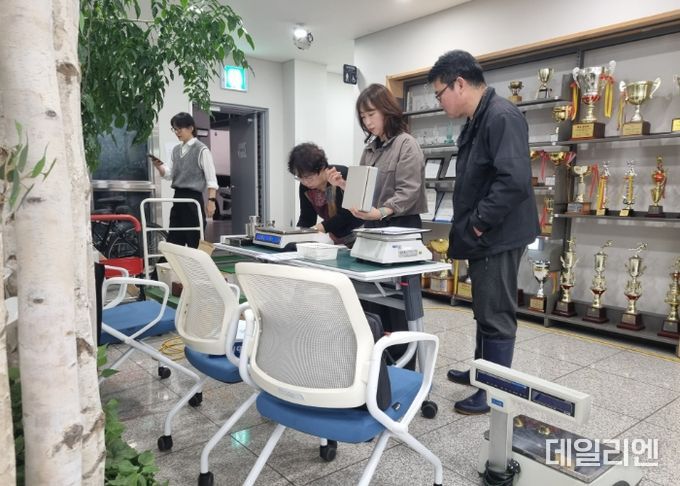 광명시는 오는 11월 8일까지 2024년 계량기 정기검사를 실시한다. 사진은 계량기 검사를 진행하는 모습.