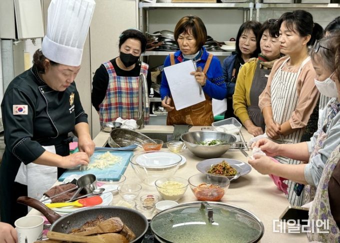 ‘일산열무를 이용한 3가지 요리 실습 교육’에서 이순옥 조리기능장이 요리를 시연하고 있다.