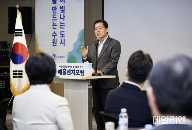 이재준 수원시장이 인사말을 하고 있다.
