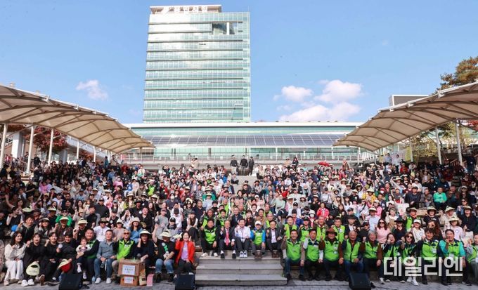 이상일 용인특례시장이 3일 '용인애향회 가족과 함께하는 행복한 걷기대회' 참가자들과 기념촬영 하고 있다.