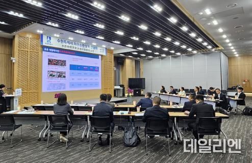 수원시 관계자가 수원시의 자원순환 사업을 설명하고 있다.