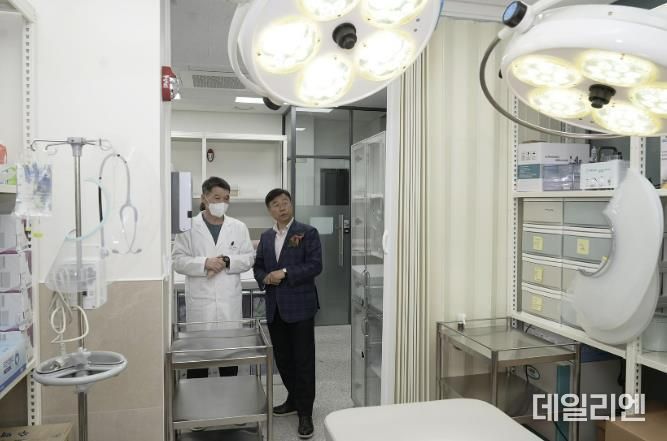 성남시립동물병원(수정구 수진동)서 수의사와 함께 시설 둘러보고 있는 신상진 성남시장