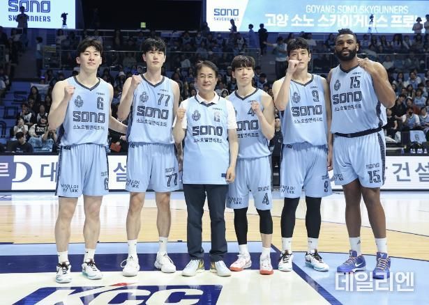 이동환 고양특례시장(왼쪽 세번째)과 고양 소노 스카이거너스 선수들