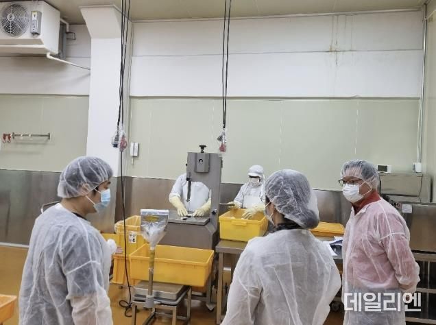 점검반이 식자재 공동구매업체 현장 점검을 하고 있다.
