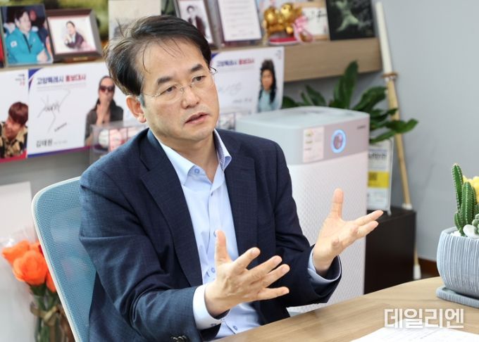 8일‘제6차 직소민원의 날’이 열린 가운데 이동환 고양특례시장이 학부모 대표들의 요청사항에 대해 대답하고 있다.