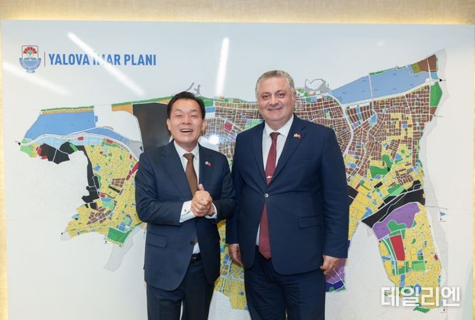 이재준 수원시장(왼쪽), 메흐메트 귀렐 얄로바시장이 함께하고 있다.