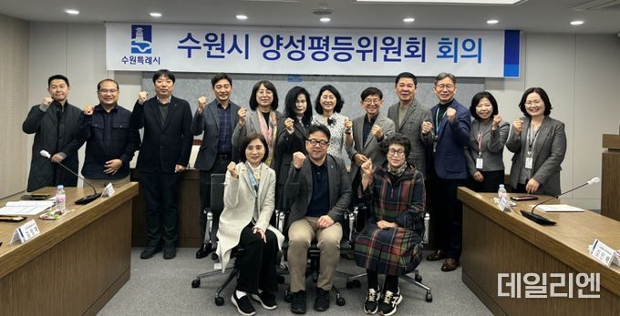 김현수 제1부시장(앞줄 가운데)과 양성평등위원회 위원들이 함께하고 있다.