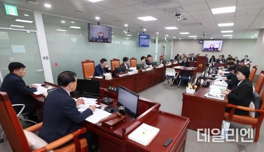 경기도의회 미래과학협력위원회, AI국을 시작으로 첫 행정사무감사 실시!