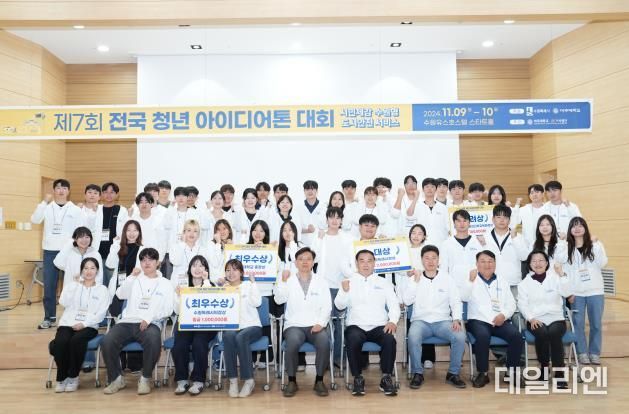 현근택 수원시 제2부시장(왼쪽 5번째부터), 이재식 수원시의회 의장이 수상자들과 기념촬영을 하고 있다.