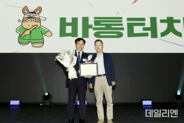 군포시의회 11일 광명 아이벡스 스튜디오에서 열린 ‘2024 지방자치어워드’ 시상식에서 ‘군포시 이주노동자 지원 및 인권증진 조례’ 제정(김귀근 의장 발의) 사례로 자치입법상을 수상했다.