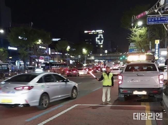 성남 모란역 인근에서 관외택시 불법 영업 단속 중
